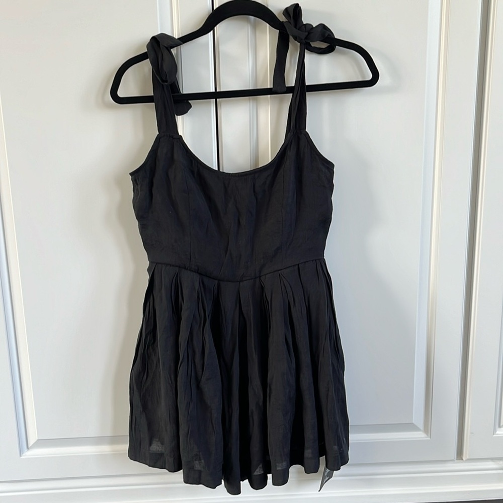 *NWT* Lulu’s black pleated tie strap romper